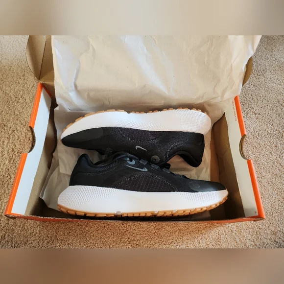 NEW Nike React Escape Run womens running shoes size 7 black white gum - Picture 9 of 9